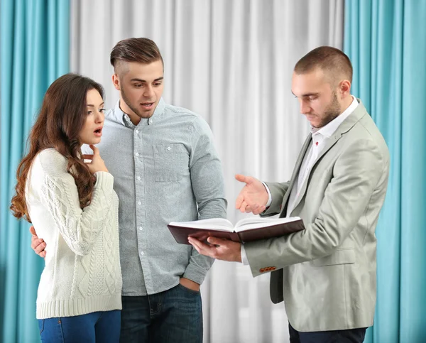 Gelukkige familie met makelaar — Stockfoto