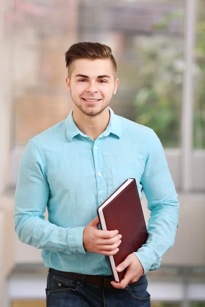 Friendly male estate-agent — Stock Photo, Image