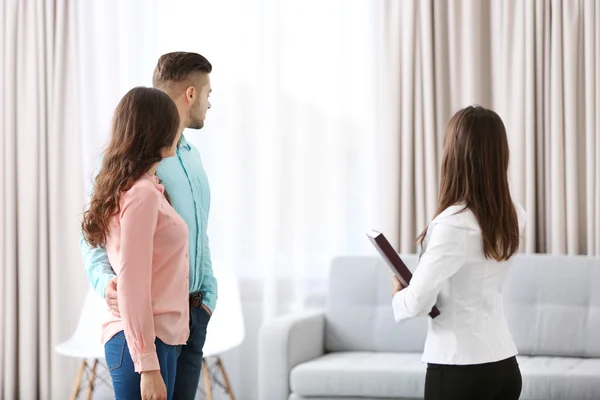 Glückliche Familie mit Makler — Stockfoto