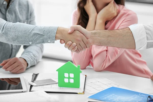 Estate agent with couple — Stock Photo, Image