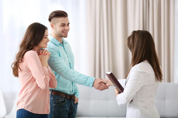 Man shaking hands with estate agent — Stock Photo, Image