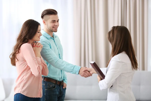 Hombre sacudiendo las manos con agente inmobiliario — Foto de Stock