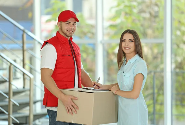 Young woman and courier — Stock Photo, Image