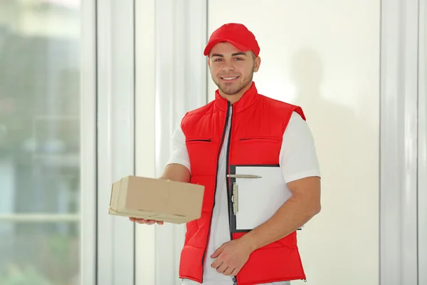 Entrega homem segurando pacote — Fotografia de Stock