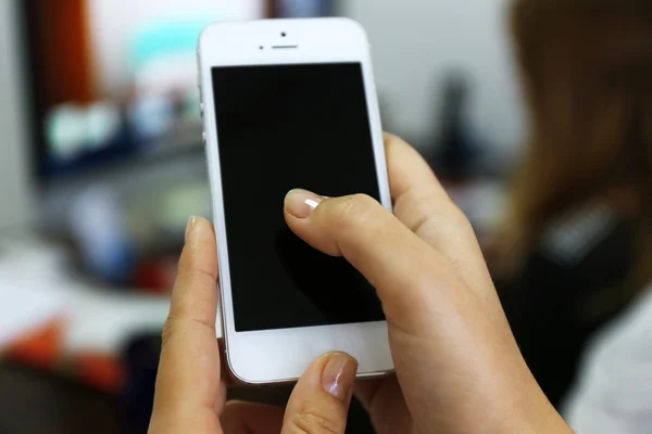 Mujer sosteniendo smartphone — Foto de Stock