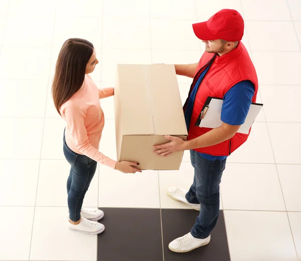 Jonge vrouw en levering man — Stockfoto