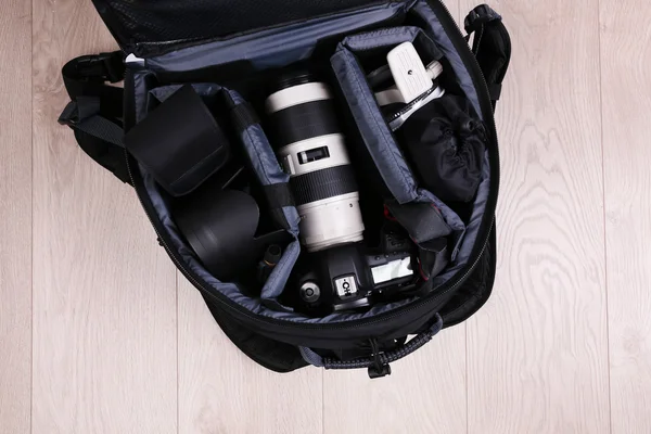 Equipamento do fotógrafo no chão — Fotografia de Stock