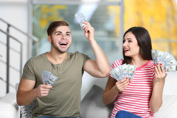 Lyckliga paret med pengar — Stockfoto