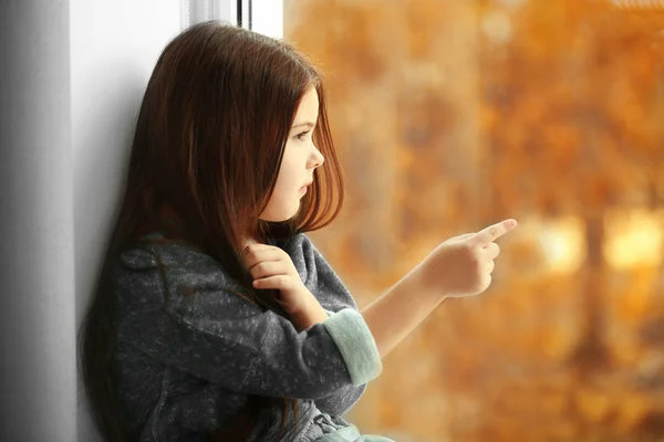 Menina esperando por alguém — Fotografia de Stock