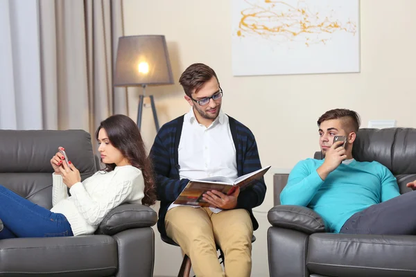 Junges Paar beim Familienpsychologen — Stockfoto