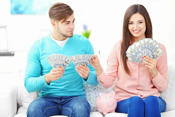 Pareja feliz contando dinero —  Fotos de Stock