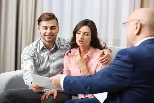 Casal jovem com psicólogo familiar — Fotografia de Stock