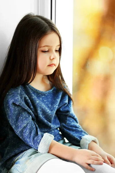 Niña esperando a alguien —  Fotos de Stock