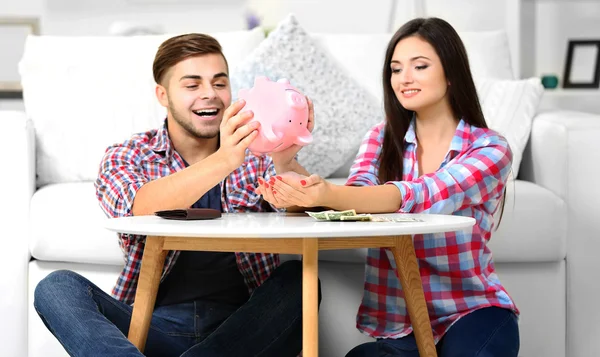 Happy couple counting money — Stock Photo, Image