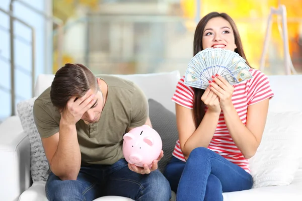Lyckliga paret med pengar — Stockfoto