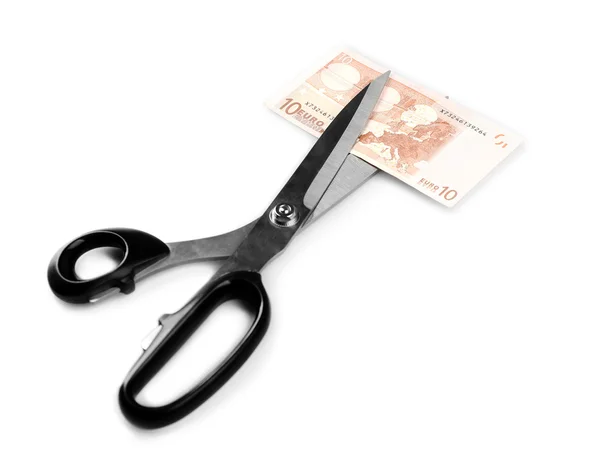 Ножницы разрезают банкноты евро — стоковое фото