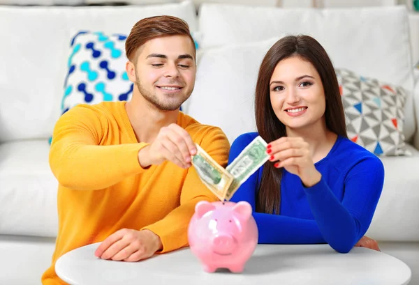 Pareja feliz con dinero — Foto de Stock