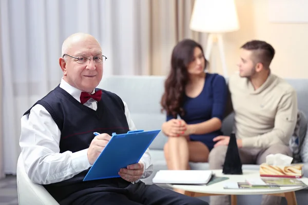 Young couple with family psychologist — Stock Photo, Image