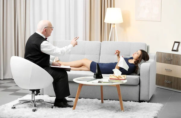 Kvinde liggende på sofaen på psykolog - Stock-foto