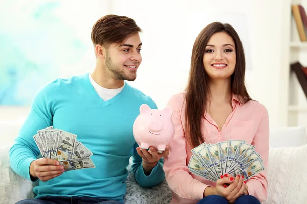 Щаслива пара рахує гроші — стокове фото
