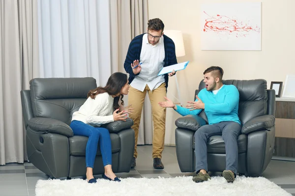 Jong koppel bij familie psycholoog — Stockfoto