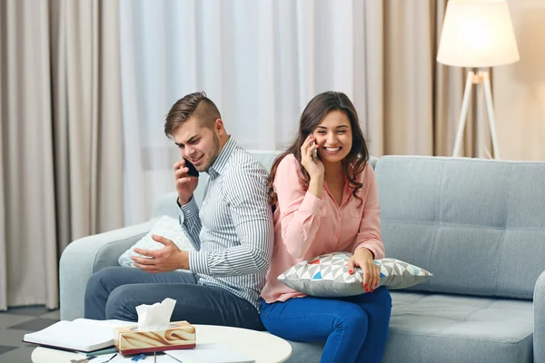 Paar mit Mobiltelefonen zu Hause — Stockfoto