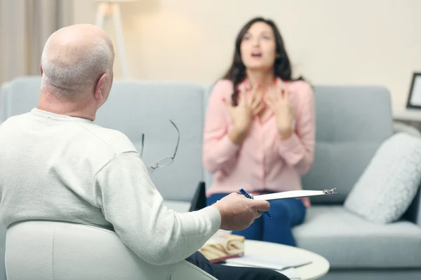 Mujer en recepción en psicólogo — Foto de Stock