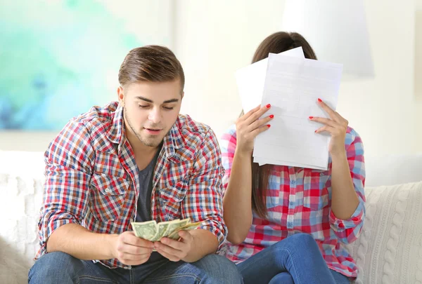 Couple sitting and calculating bills — Stock Photo, Image