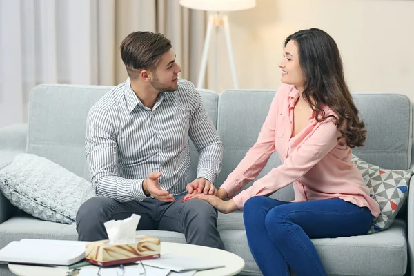 Pareja feliz en sofá — Foto de Stock