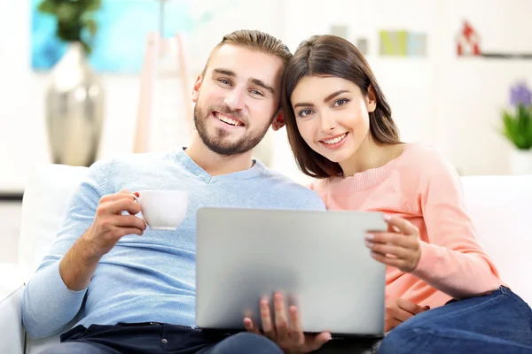 Pareja trabajando en portátil —  Fotos de Stock