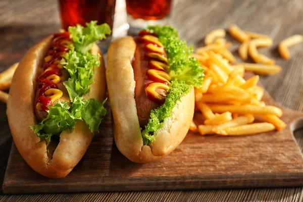 Deliciosos cachorros-quentes com batatas fritas — Fotografia de Stock