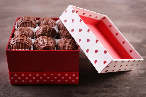 Chocolate candies in beautiful gift box — Stock Photo, Image