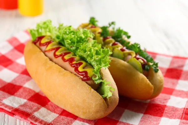 Delicious hot-dogs σε βαμβάκι κόκκινο χαρτοπετσέτα — Φωτογραφία Αρχείου