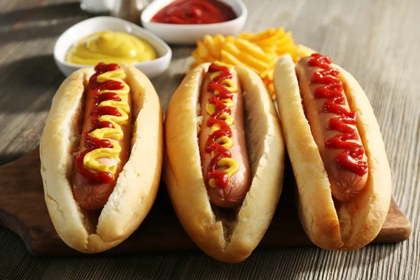 Hot-dogs saborosos com batatas fritas — Fotografia de Stock