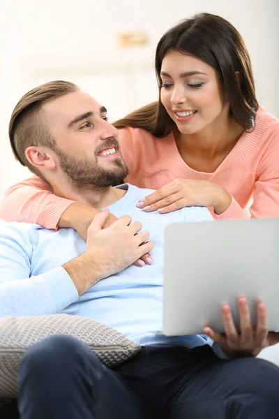 Paar arbeitet am Laptop — Stockfoto