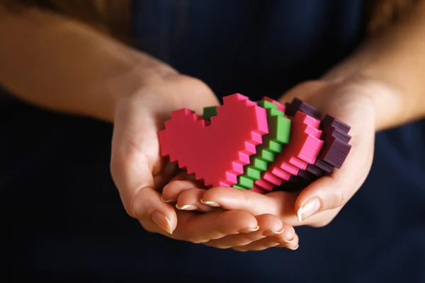 Puzzel harten in vrouwelijke handen — Stockfoto