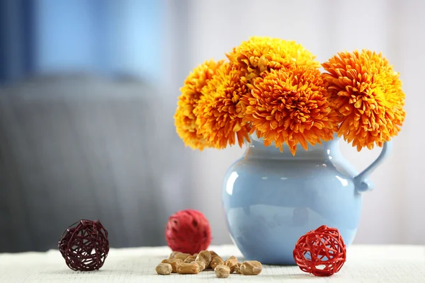 Fiori e arredamento domestico — Foto Stock