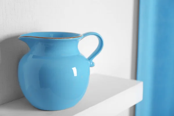 Vaso blu sullo scaffale — Foto Stock