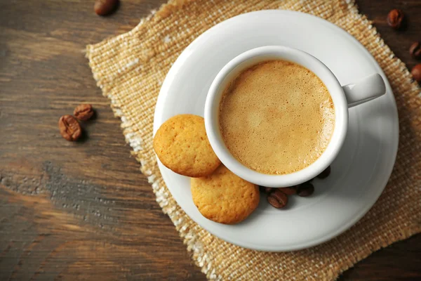 Tasse Kaffee auf Sacktuch Serviette — Stockfoto