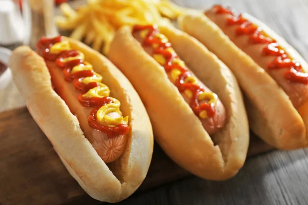 Sabrosos hot-dogs con patatas fritas — Foto de Stock