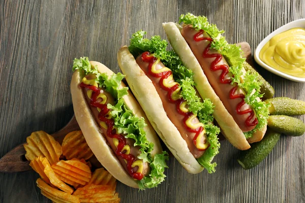 Hot-dogs saborosos com batatas fritas — Fotografia de Stock