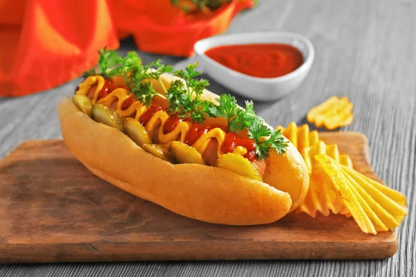 Delicioso hot-dog con patatas fritas — Foto de Stock