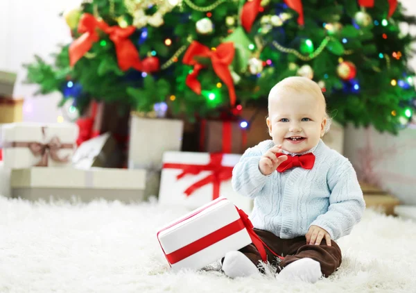 Lustiges Baby mit Geschenkbox — Stockfoto