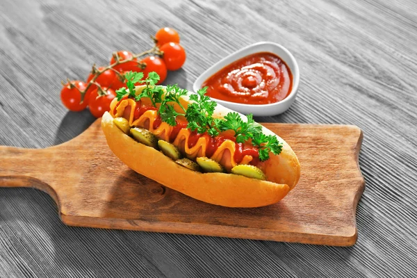 Délicieux hot-dog aux tomates et ketchup — Photo