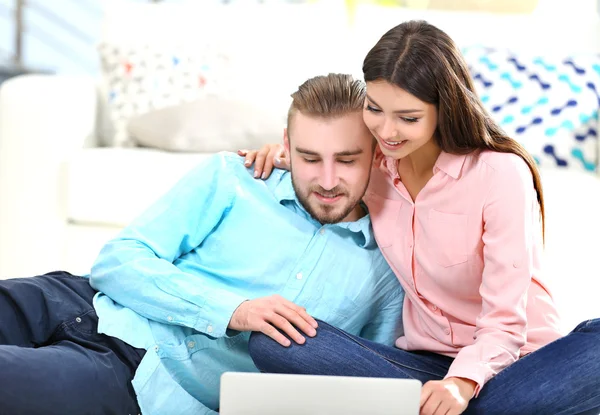 Lyckliga par arbetar på bärbar dator — Stockfoto