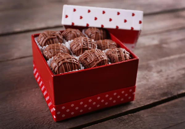 Schokoladenbonbons in schöner Geschenkbox — Stockfoto