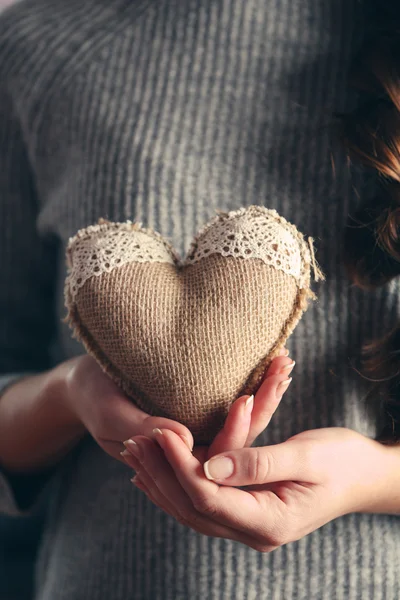 Řemeslo srdce v ženských rukou — Stock fotografie