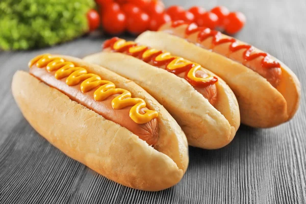 Sabrosos hot-dogs con verduras — Foto de Stock