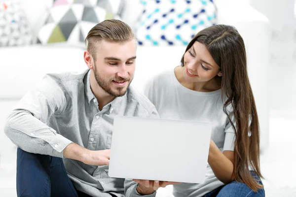 Pasangan bahagia yang bekerja pada laptop — Stok Foto