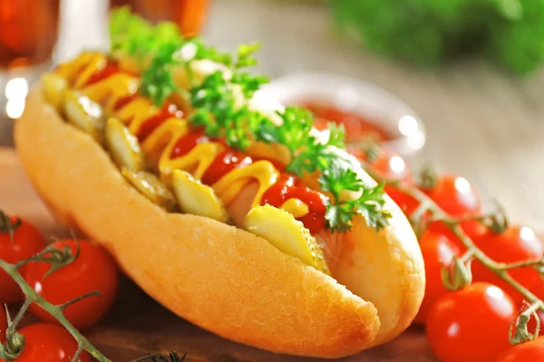 Delicioso cachorro-quente com tomate e ketchup — Fotografia de Stock